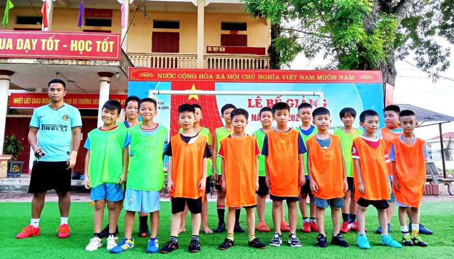 CLB bóng đá đã tạo hứng thú rèn luyện thể chất cho học sinh Trường TH Đồng Cương