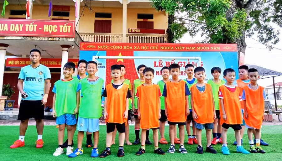 CLB bóng đá đã tạo hứng thú rèn luyện thể chất cho học sinh Trường TH Đồng Cương