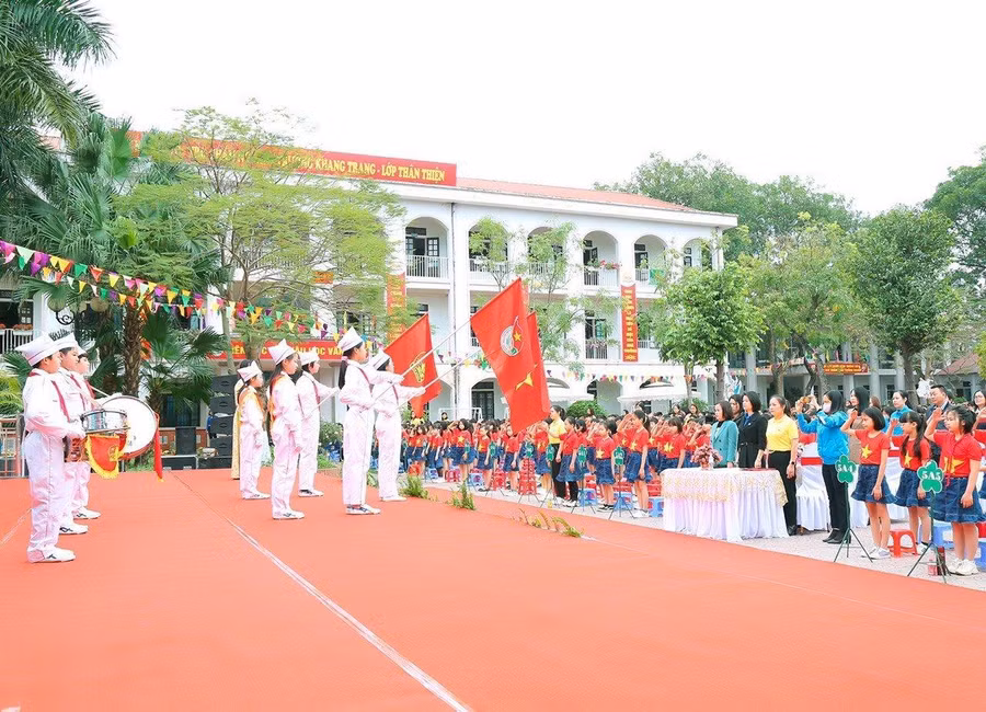 Nghi thức chào cờ tại Trường Tiểu học Liên Minh, thành phố Vĩnh Yên