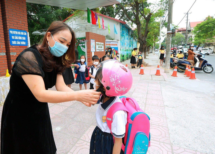 Rèn học sinh chấp hành qui định đội mũ bảo hiểm tại Trường TH Liên Minh Rèn học sinh chấp hành qui định đội mũ bảo hiểm tại Trường TH Liên Minh