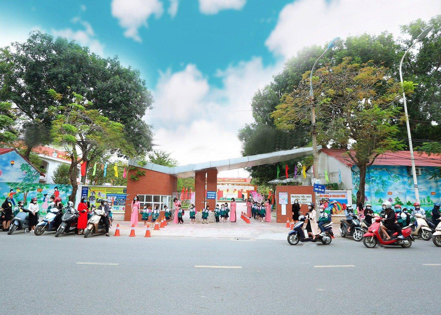 Giáo viên Trường TH Liên Minh hướng dẫn học sinh chấp hành các qui định khi tham gia giao thông Giáo viên Trường TH Liên Minh hướng dẫn học sinh chấp hành các qui định khi tham gia giao thông