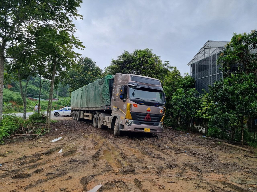 Phương tiện xe ôtô quá tải khi bị lực lượng chức năng khống chế. Ảnh: Công an tỉnh Tuyên Quang Phương tiện xe ôtô quá tải khi bị lực lượng chức năng khống chế. Ảnh: Công an tỉnh Tuyên Quang