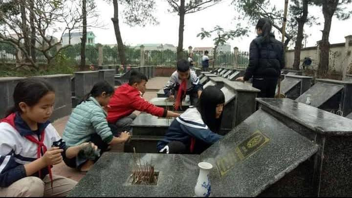 Học sinh Trường THCS Đồng Tâm tham gia làm vệ sinh tại nghãi trang liệt sỹ Học sinh Trường THCS Đồng Tâm tham gia làm vệ sinh tại nghãi trang liệt sỹ