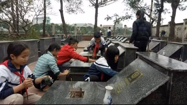 Học sinh Trường THCS Đồng Tâm tham gia làm vệ sinh tại nghãi trang liệt sỹ