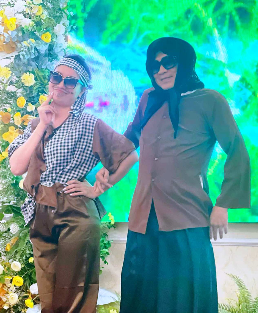 Những hình ảnh hóa trang của giáo viên nhà trường đã tạo nên không khí vui vẻ sau những giờ lên lớp. Ảnh: NTCC