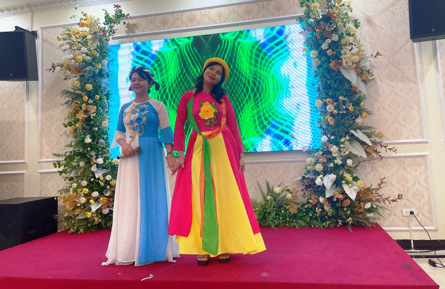 Một tiết mục văn nghệ vui nhộn của các cô giáo.Ảnh: NTCC