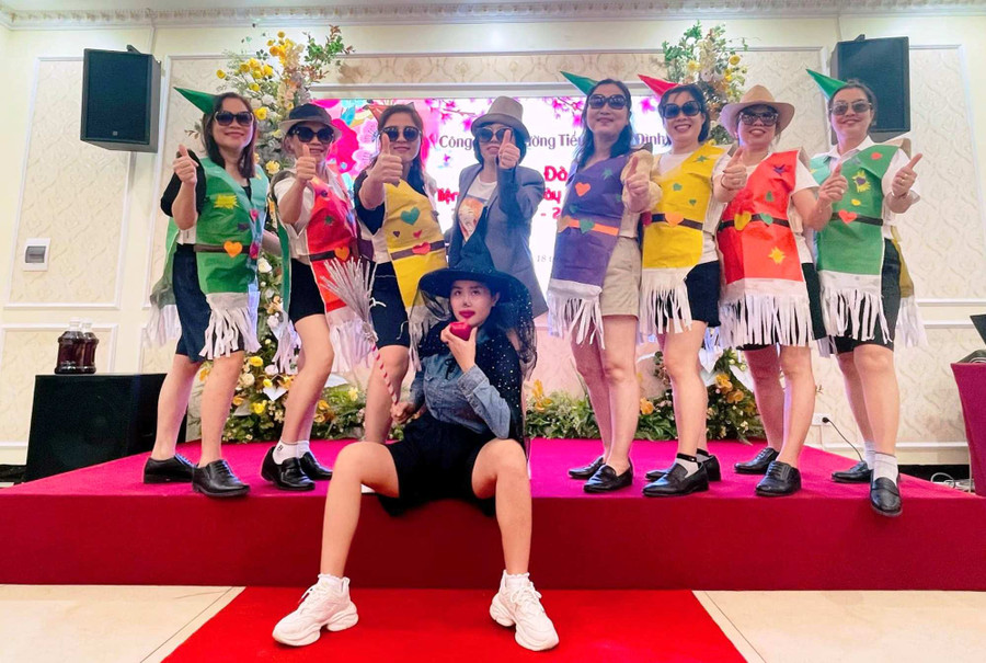 Các cô giáo hóa trang vui nhộn. Ảnh: NTCC