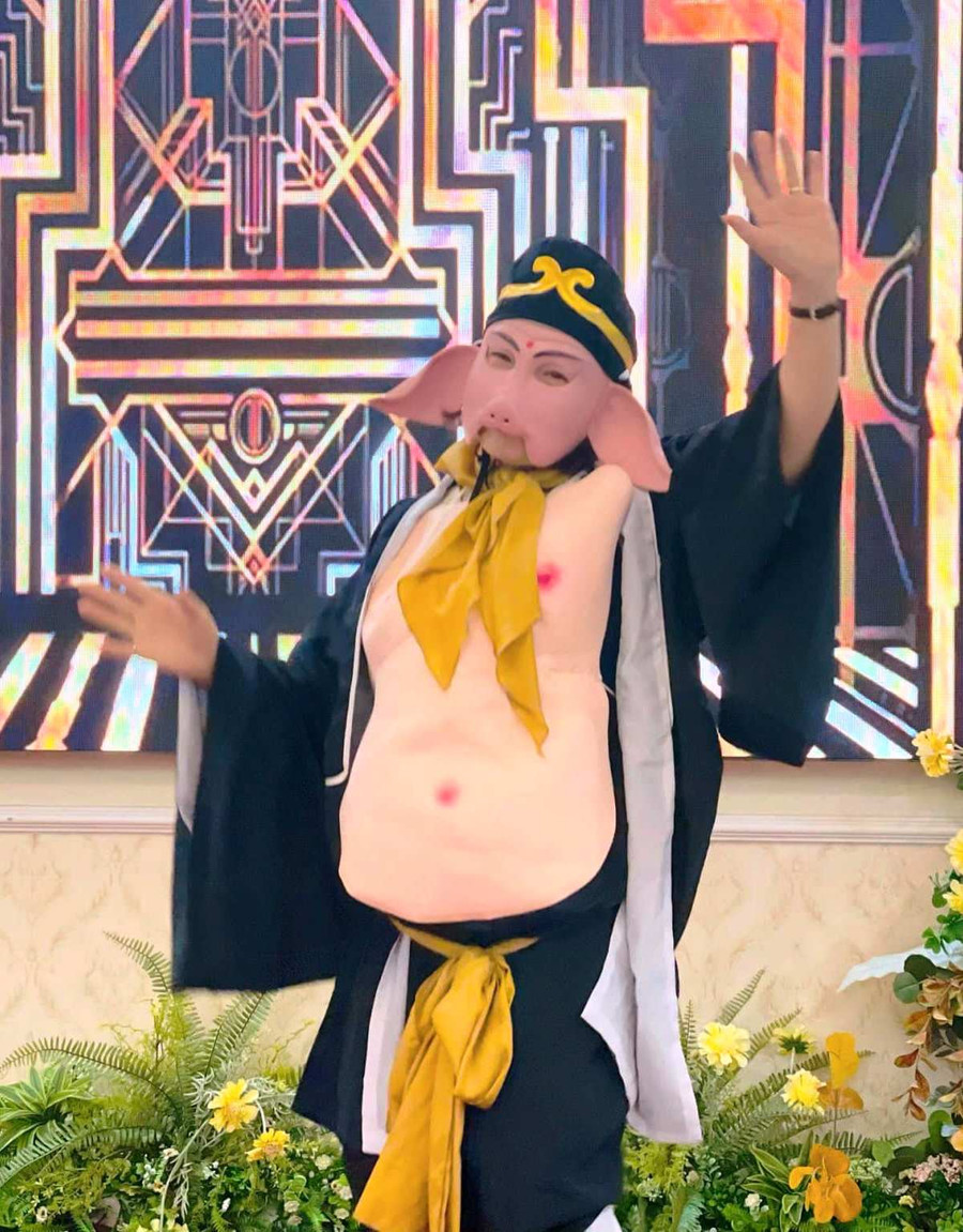 Cô giáo hóa trang thành nhân vật vui nhộn. Ảnh: NTCC