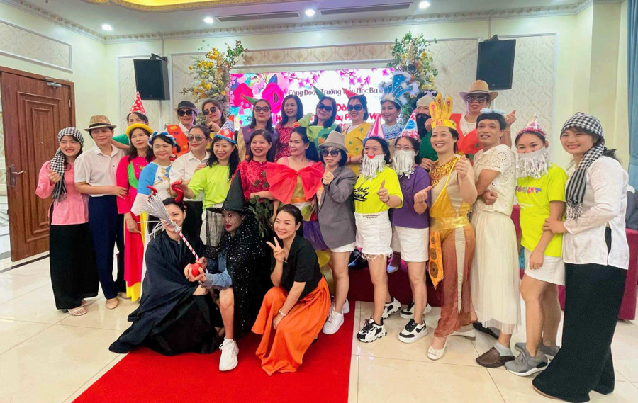 Các nhân vật trong truyện cổ tích cũng được các cô giáo hóa trang. Ảnh: NTCC