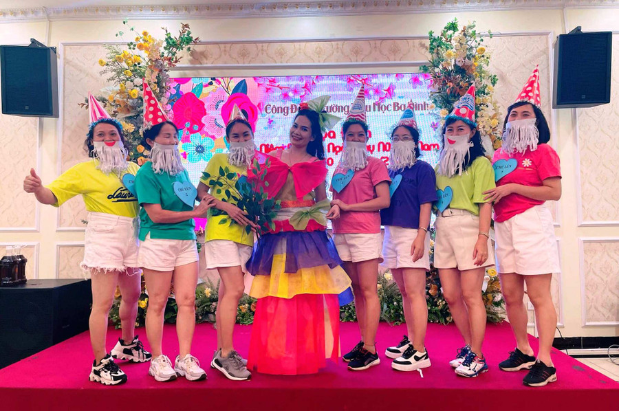 Đây cũng là dịp để các nữ giáo viên nhà trường hòa mình vào không khí vui nhộn nhân dịp 20/10. Ảnh: NTCC