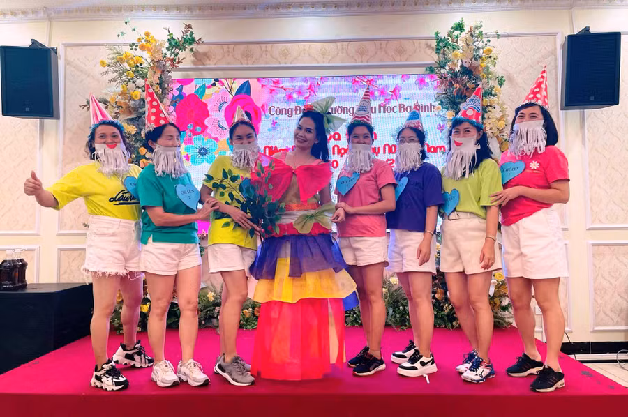 Đây cũng là dịp để các nữ giáo viên nhà trường hòa mình vào không khí vui nhộn nhân dịp 20/10. Ảnh: NTCC