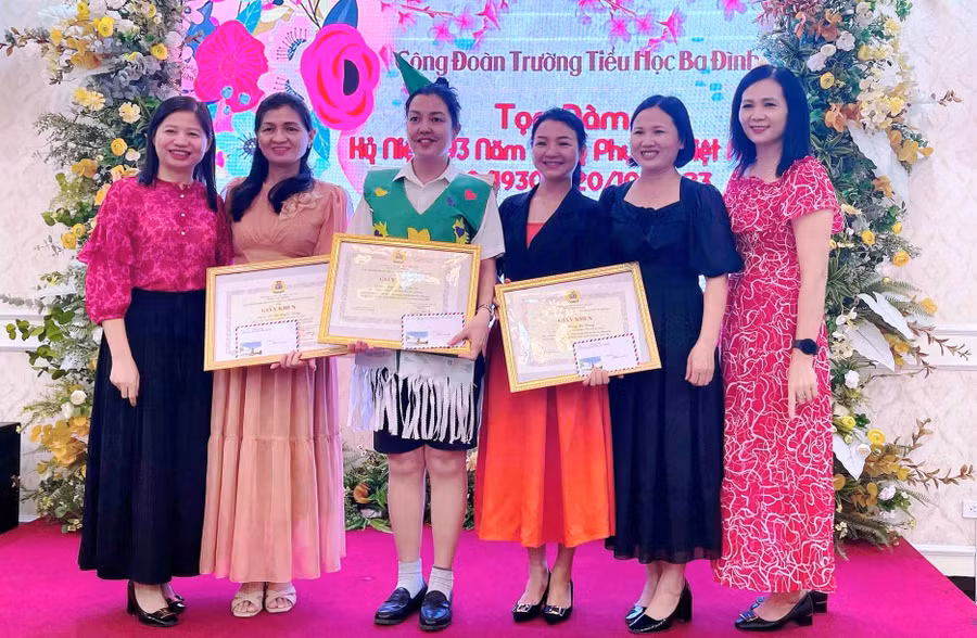 Trao thưởng cho đoàn viên công đoàn xuất sắc nhân dịp 20/10 tại Trường Tiểu học Ba Đình (TP Thanh Hóa). Ảnh: NTCC