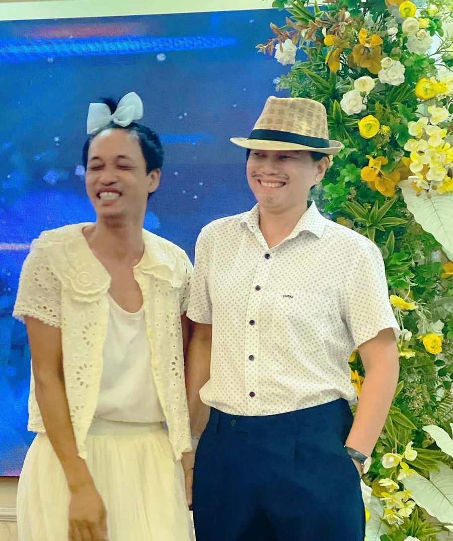 Thầy giáo cũng tham gia buổi hóa trang vui nhộn. Ảnh: NTCC