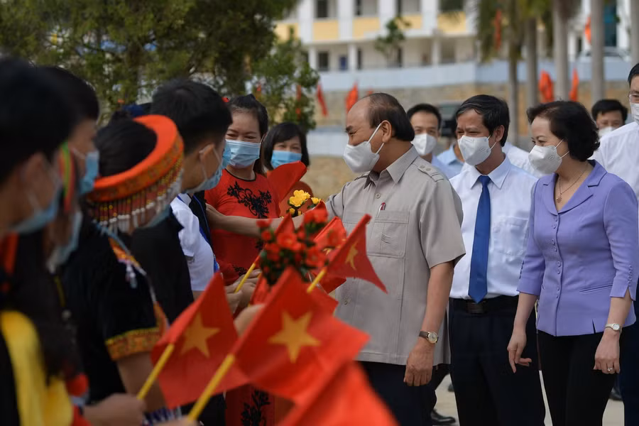 Chủ tịch nước Nguyễn Xuân Phúc dự Lễ khai giảng tại Trường Phổ thông Dân tộc nội trú tỉnh Yên Bái ảnh 4