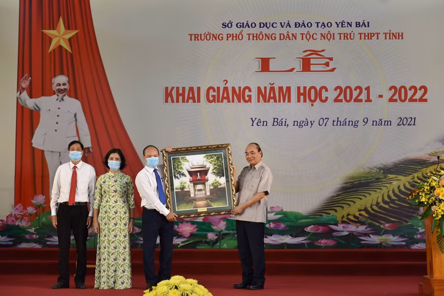 Chủ tịch nước Nguyễn Xuân Phúc tặng quà thầy và trò Trường PTDT nội trú THPT Yên Bái.