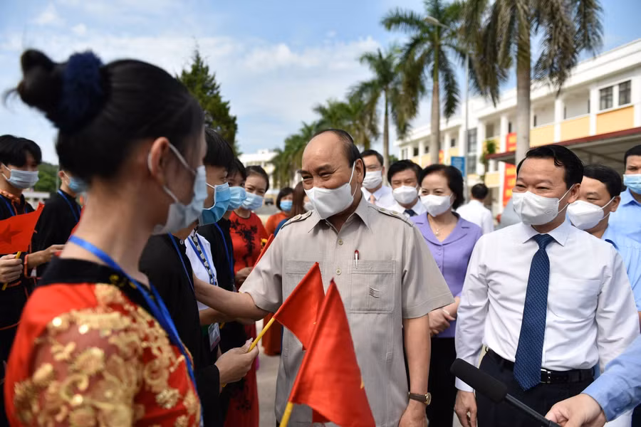 Chủ tịch nước Nguyễn Xuân Phúc dự Lễ khai giảng tại Trường Phổ thông Dân tộc nội trú tỉnh Yên Bái ảnh 5