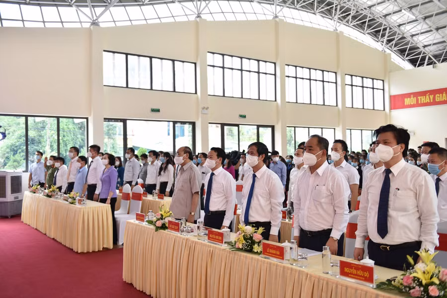 Chủ tịch nước Nguyễn Xuân Phúc, các đại biểu và các giáo viên cùng học sinh Trường Phổ thông Dân tộc nội trú THPT tỉnh Yên Bái thực hiện nghi lễ chào cờ.