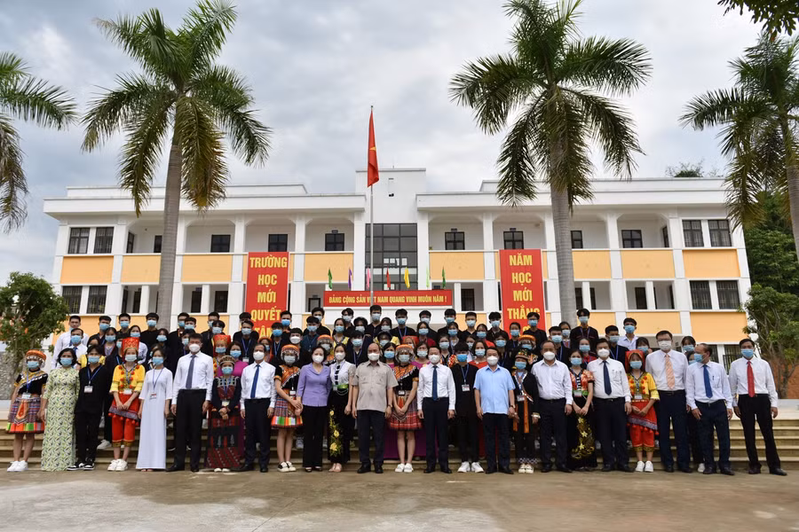 Chủ tịch nước Nguyễn Xuân Phúc với các giáo viên và học sinh Trường Phổ thông Dân tộc nội trú THPT tỉnh Yên Bái.