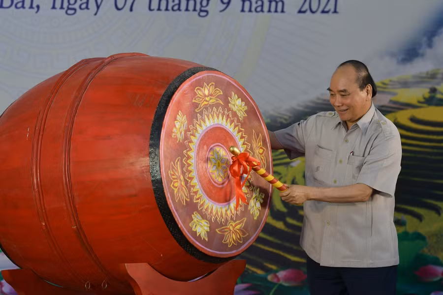 Chủ tịch nước Nguyễn Xuân Phúc đánh trống khai giảng năm học mới và sau đó đi thăm hỏi, động viên thầy cô, học trò của nhà trường.