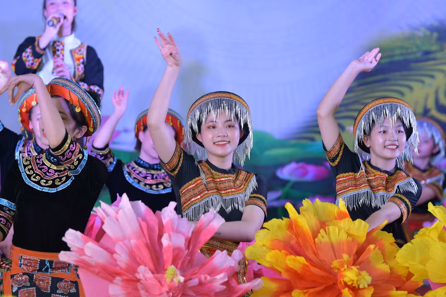 Chủ tịch nước Nguyễn Xuân Phúc dự Lễ khai giảng tại Trường Phổ thông Dân tộc nội trú tỉnh Yên Bái ảnh 8