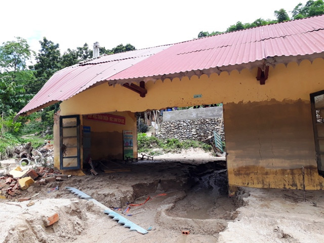 Những phòng học tan hoang sau lũ.