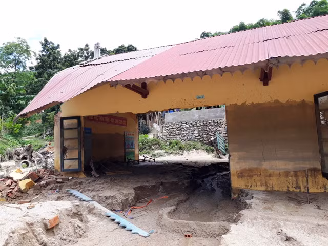 Những phòng học tan hoang sau lũ.