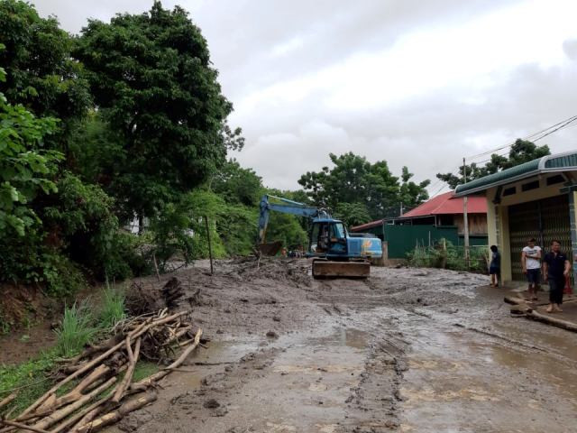 Huyện Mường Lát đang khẩn trương điều động máy móc để khắc phục hệ thống giao thông. Huyện Mường Lát đang khẩn trương điều động máy móc để khắc phục hệ thống giao thông.