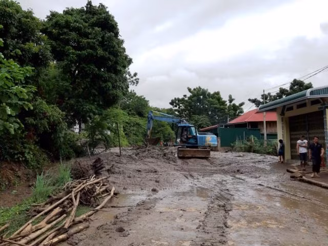 Huyện Mường Lát đang khẩn trương điều động máy móc để khắc phục hệ thống giao thông. Huyện Mường Lát đang khẩn trương điều động máy móc để khắc phục hệ thống giao thông.