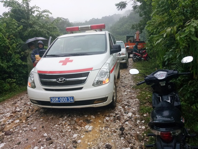 Xe cứu thương của Bệnh viện Đa khoa huyện Quan Sơn túc trực trên bờ sông.