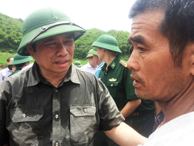 Thăm hỏi, động viên người dân