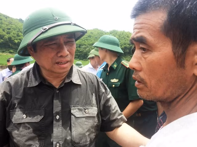 Thăm hỏi, động viên người dân