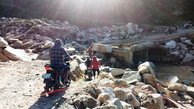 Cầu, cống cũng tan tành