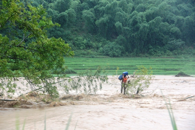 Mặc áo phao, ôm hai chiếc can nhựa, lúc hơn 18h chiều ngày 3/8, anh Phạm Bá Huy đã tự giải cứu mình trong dòng lũ.