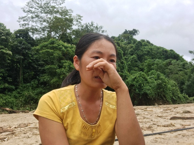 Chị Vi Thị Hợp (1988) vẫn ngơ ngác trước cảnh nhà cửa, tài sản bị lũ cuốn trôi tất cả.