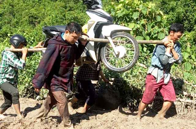 Giáo viên ở huyện Mường Lát đến điểm trường sau mưa lũ.