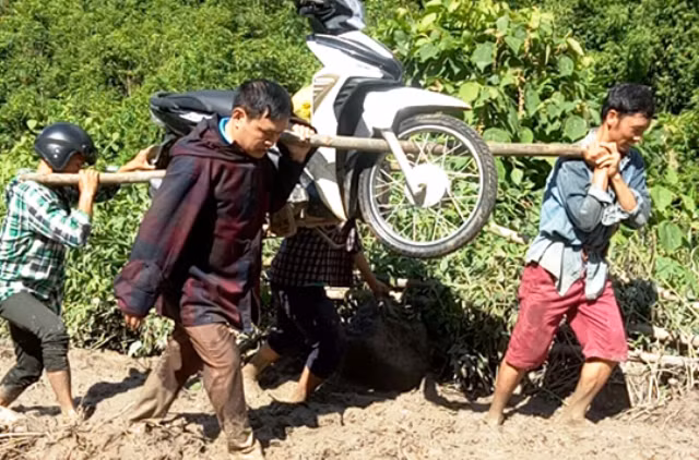 Giáo viên ở huyện Mường Lát đến điểm trường sau mưa lũ.