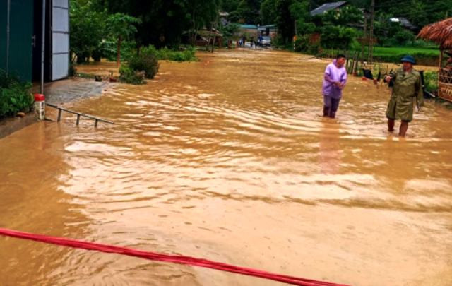 Quốc lộ 217 (đoạn qua xã Sơn Thủy) đang bị nước lũ chia cắt.