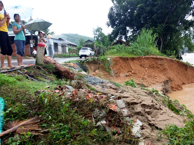 Nước lũ làm sạt lở bờ sông Luồng sát với mép đường 217.