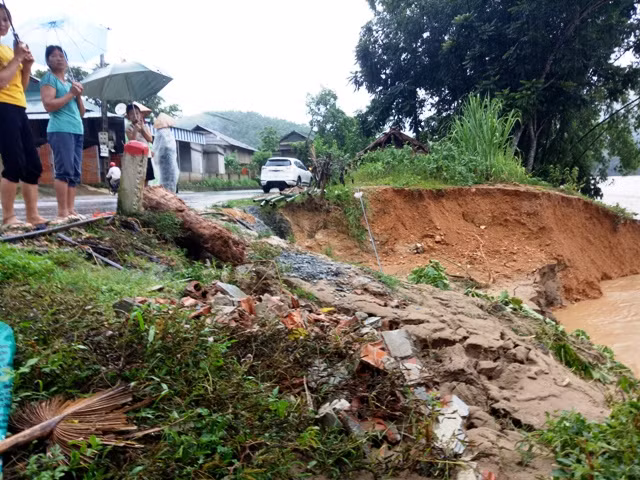 Nước lũ làm sạt lở bờ sông Luồng sát với mép đường 217.