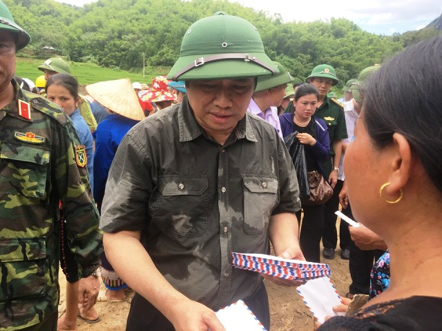 Trao quà cho người dân