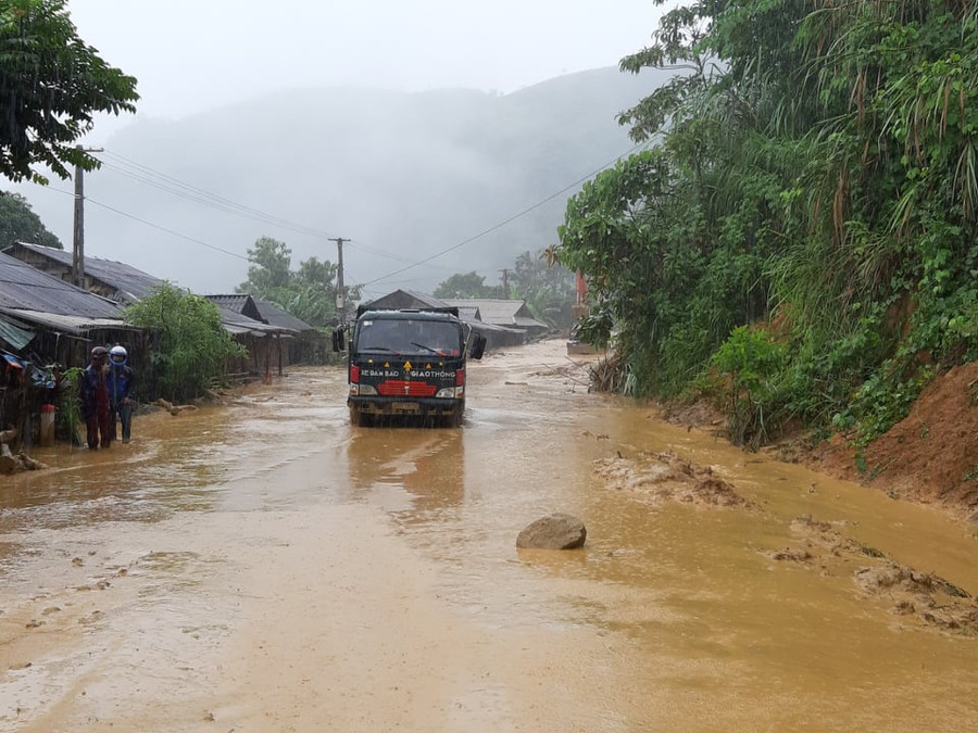 Nhiều đoạn đường 15C vẫn đang bị ngập trong bùn đất. Nhiều đoạn đường 15C vẫn đang bị ngập trong bùn đất.