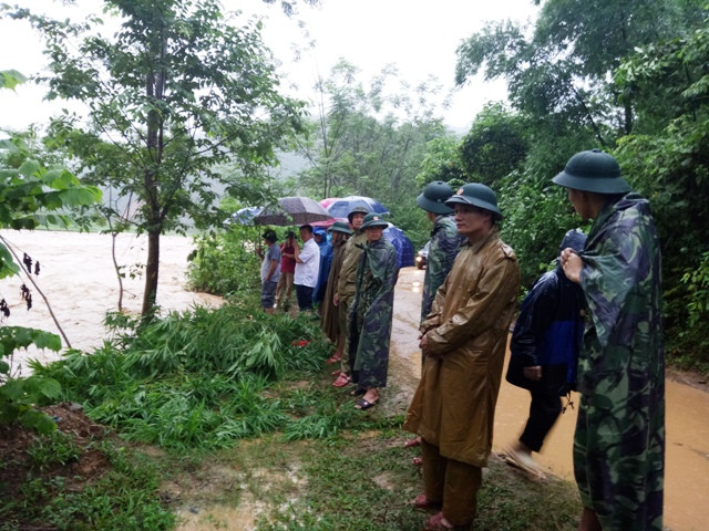 Lực lượng chức năng huyện Quang Sơn có mặt tại hiện trường để chỉ đạo công tác cứu hộ anh Phạm Bá Huy.