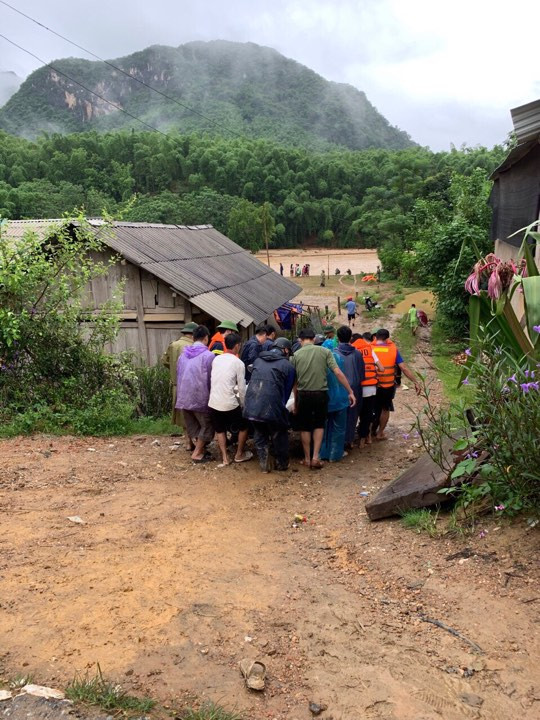 Đưa người bị nạn ra ngoài vùng lũ chia cắt