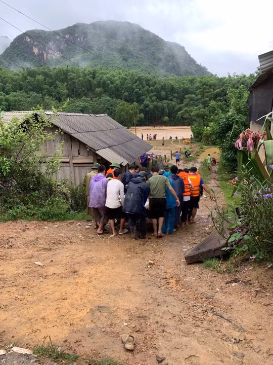 Đưa người bị nạn ra ngoài vùng lũ chia cắt