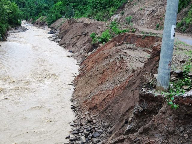 Lũ dâng cao, đe dọa hệ thống điện cao thế lên huyện Mường Lát. Lũ dâng cao, đe dọa hệ thống điện cao thế lên huyện Mường Lát.