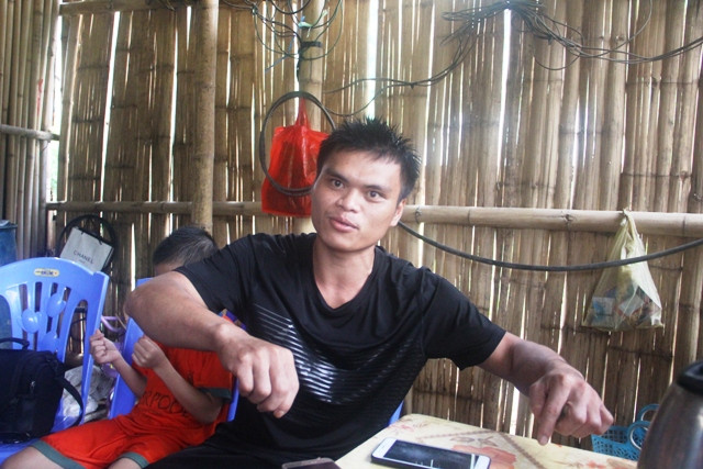 Phạm Bá Huy đang kể lại giây phút kéo dây thừng ra cứu ông Lương Văn Chon