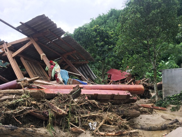 Trong bản Sa Ná, đi đâu cũng nhìn thấy cảnh hoang tàn, đổ nát.