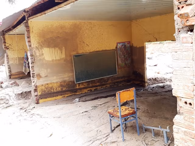 Lũ xô sập bức tường của ngôi trường ở bản Son (Na Mèo, Quan Sơn).