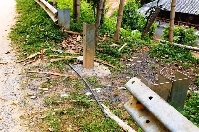 Kẻ gian tháo cả thanh hộ lan bên đường.