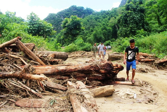 Lối vào bản Sa Ná
